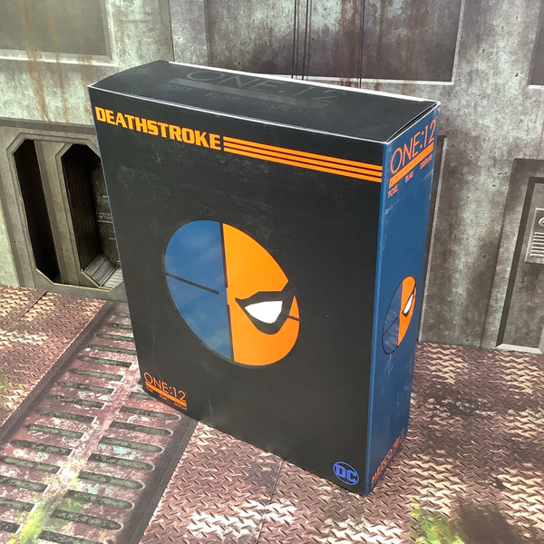 Deathstroke Mezco 1/12 Figure