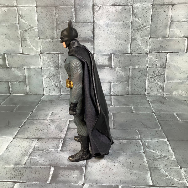 Batman Ascending Knight Mezco 1/12 Figure