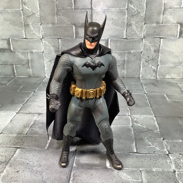Batman Ascending Knight Mezco 1/12 Figure