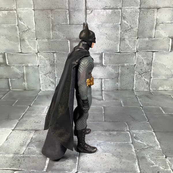 Batman Ascending Knight Mezco 1/12 Figure