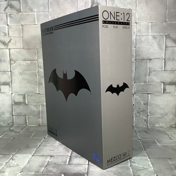 Batman Ascending Knight Mezco 1/12 Figure